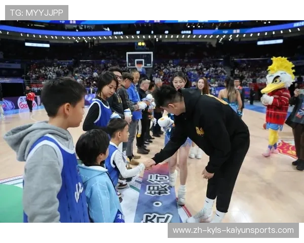 中国篮球名人堂公益活动走进CBA名宿与球迷同场竞技传递体育精神